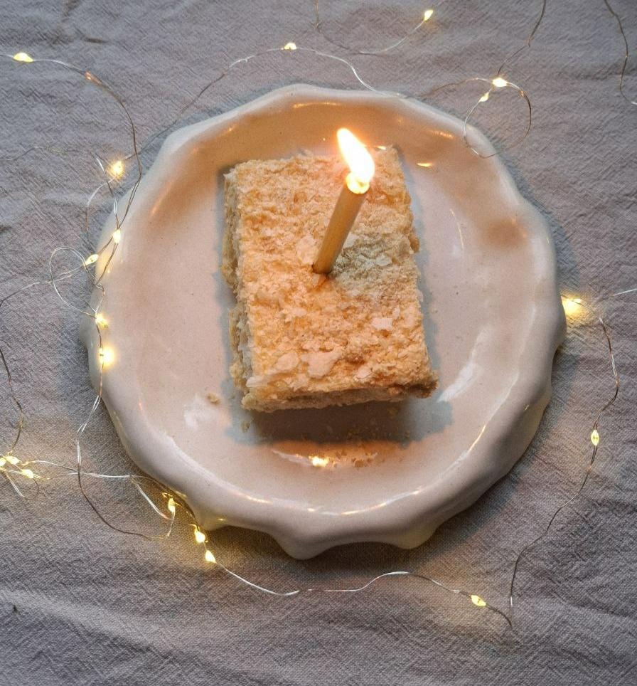 Тарелка с изогнутым краями белая