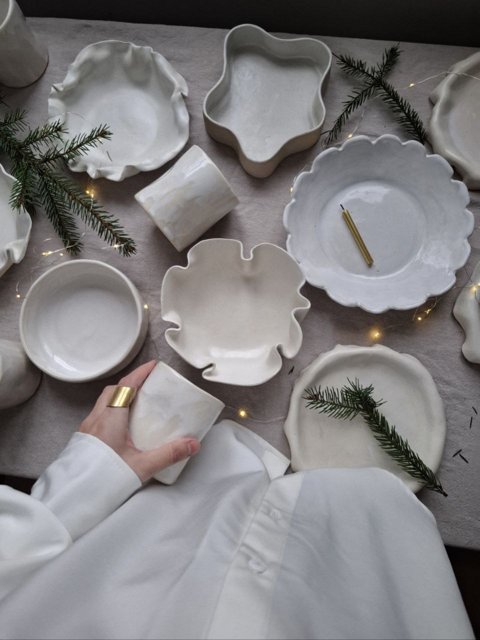 Тарелка с изогнутым краями белая