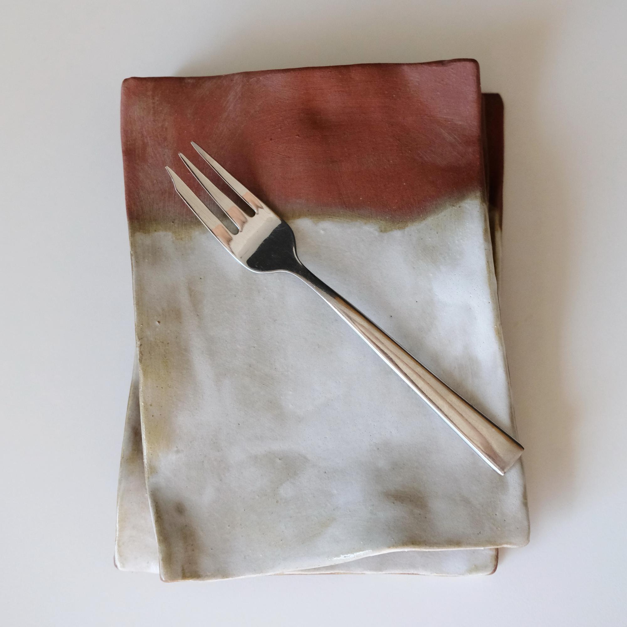 Тарелка десертная из красной глины