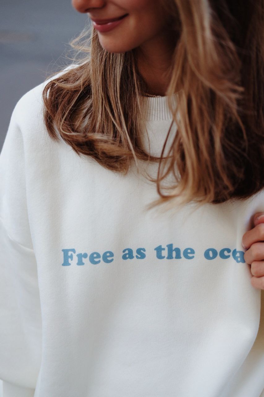 Свитшот молочного цвета "Free as the ocean"