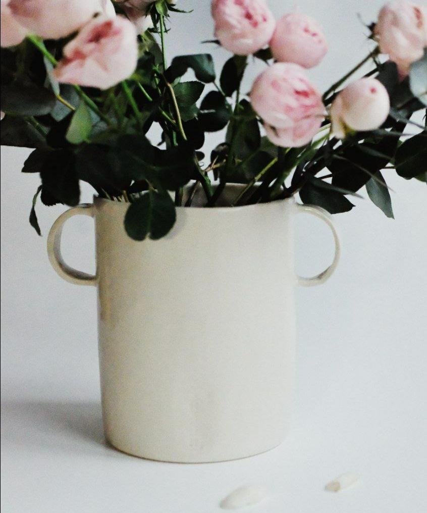 Ваза  керамическая белая с ручками