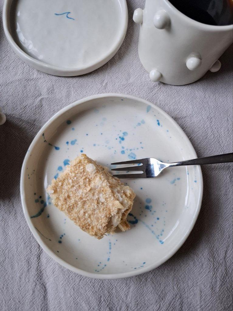 Тарелка  с голубыми  брызгами