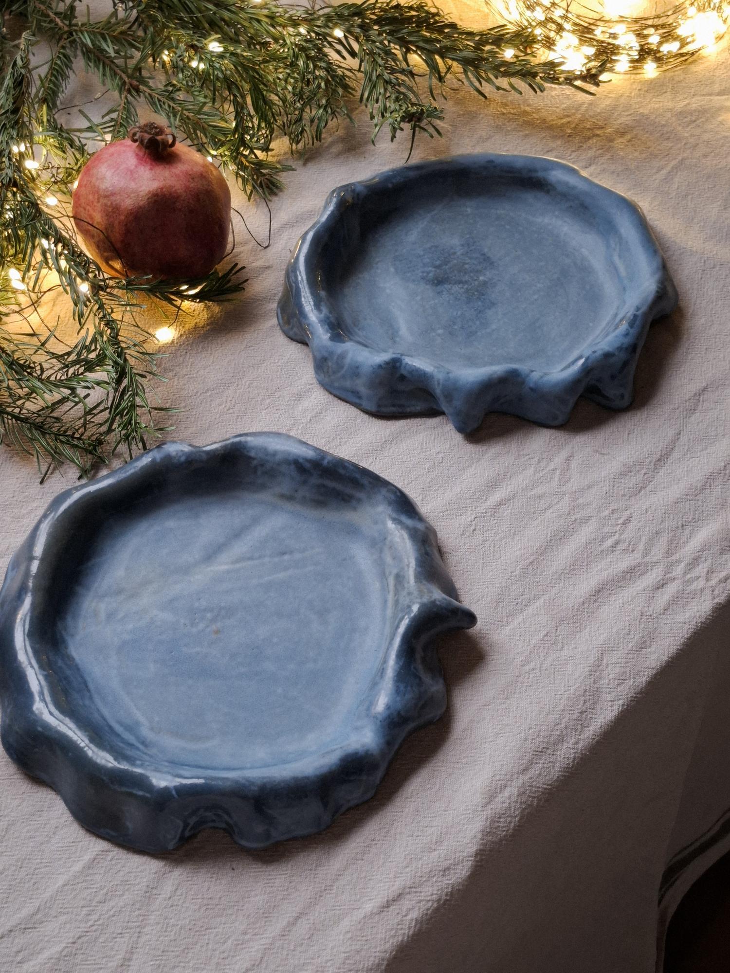 Тарелка с изогнутыми краями голубая