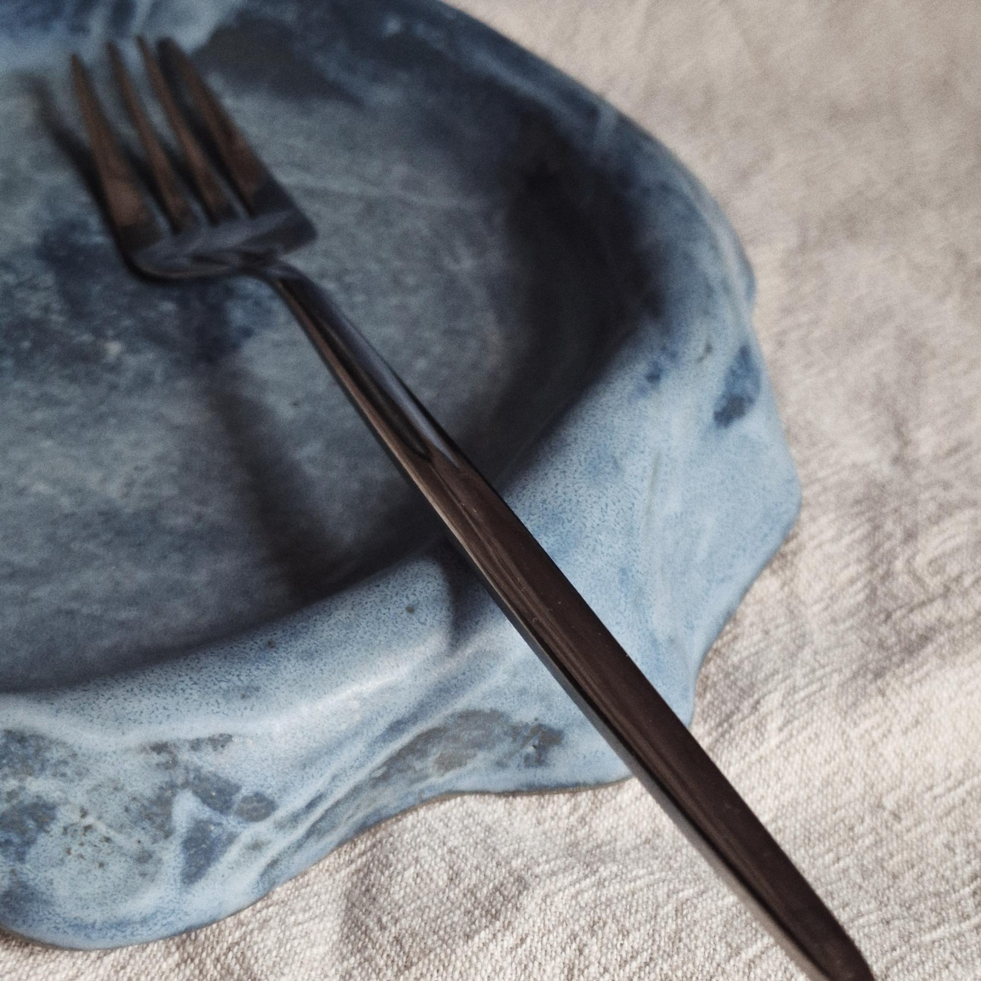 Тарелка с изогнутыми краями голубая