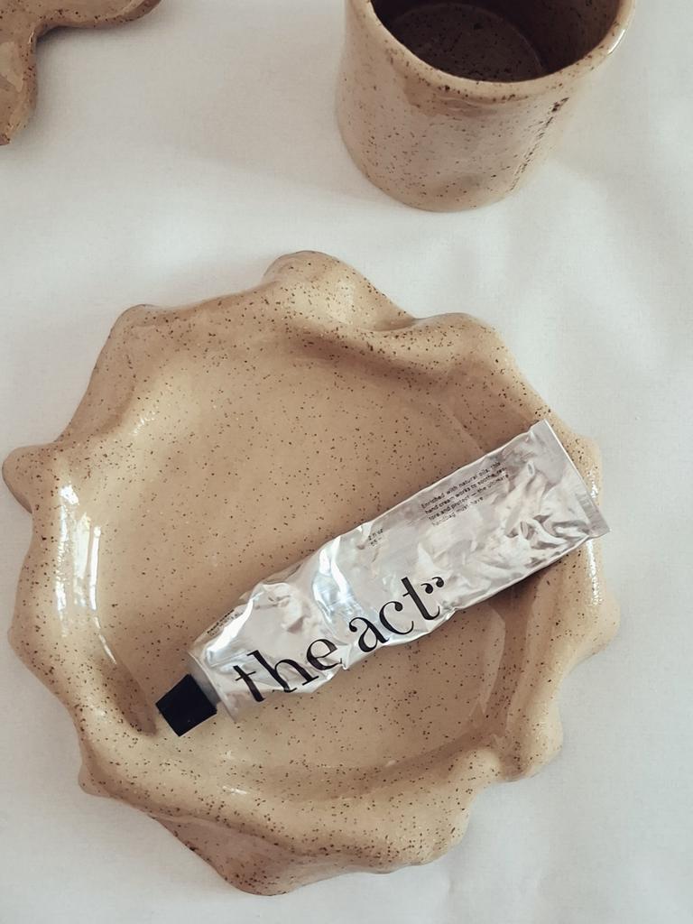 Тарелка с изогнутыми краями бежевая