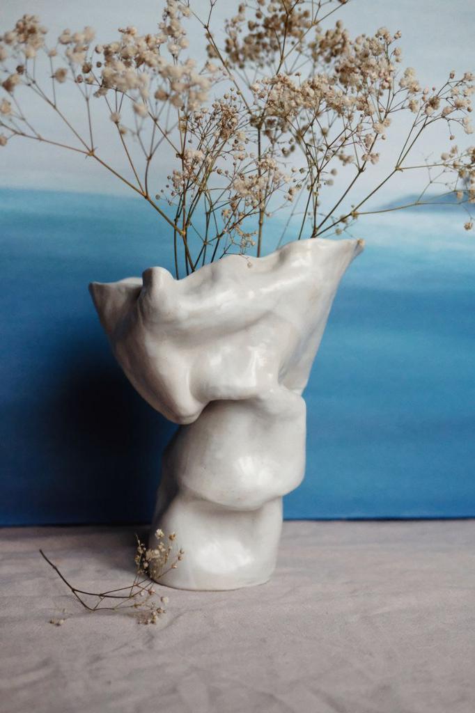 Интерьерная ваза с изгибами "Lady in white"