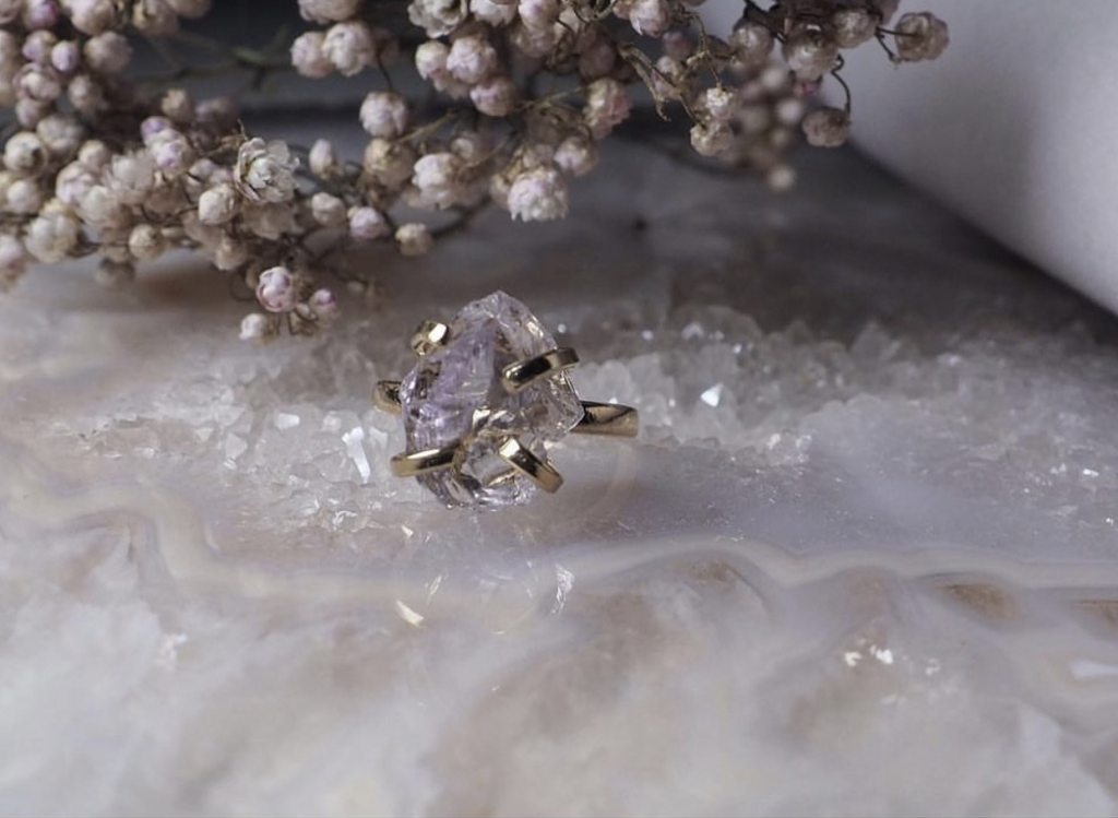 Кольцо с кунцитом