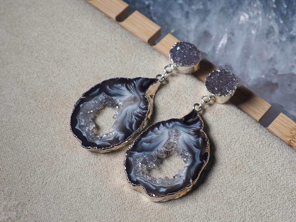 Серьги с жеодой агата, аметистами и горным хрусталем