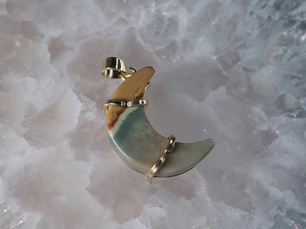 Подвеска с мукаитом