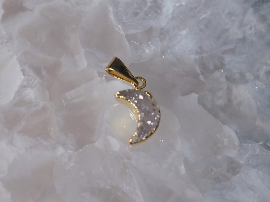 Кулон с халцедоном