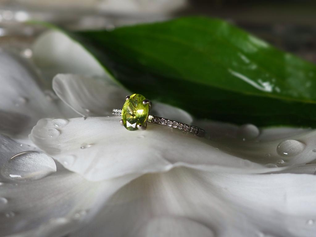 Кольцо с перидотом и цирконами