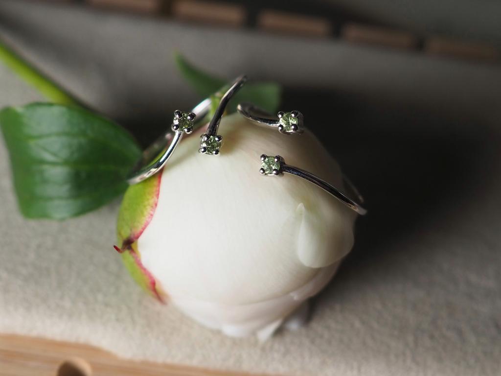 Кольцо с перидотом (2 камня)