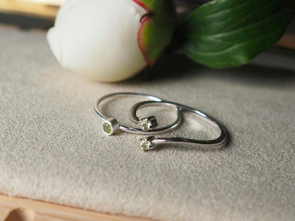 Кольцо с перидотом (2 камня)