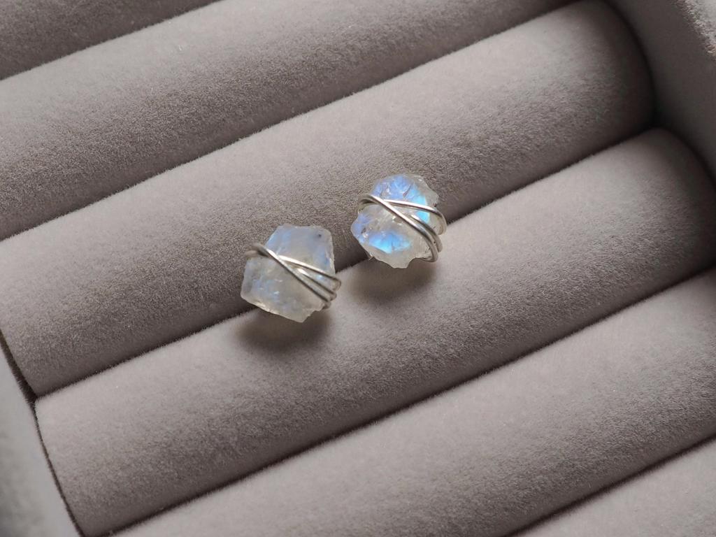 Пусеты с лунным камнем