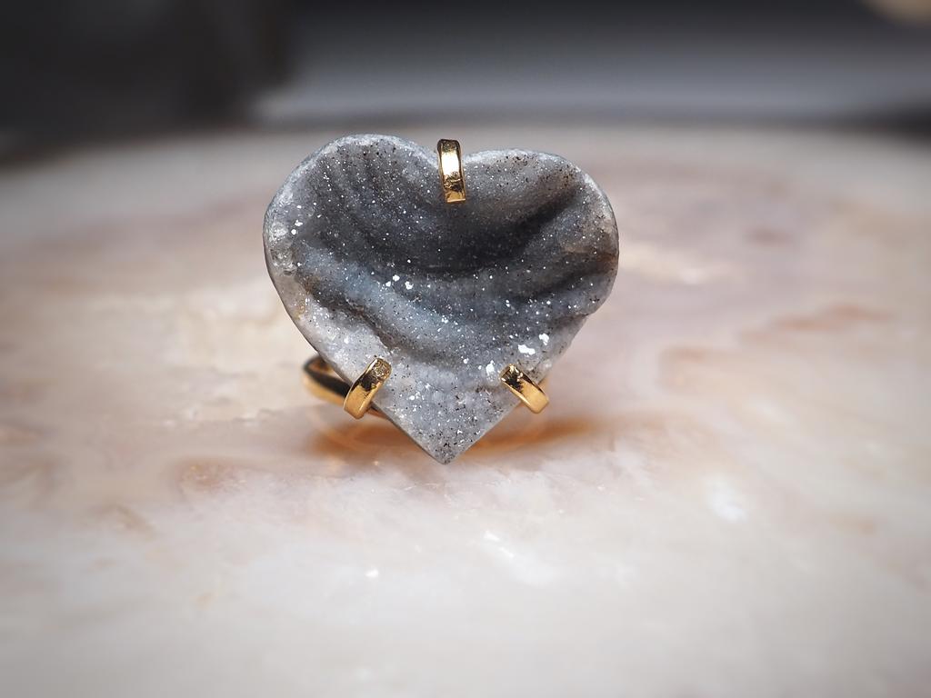 Кольцо с халцедоновой розой