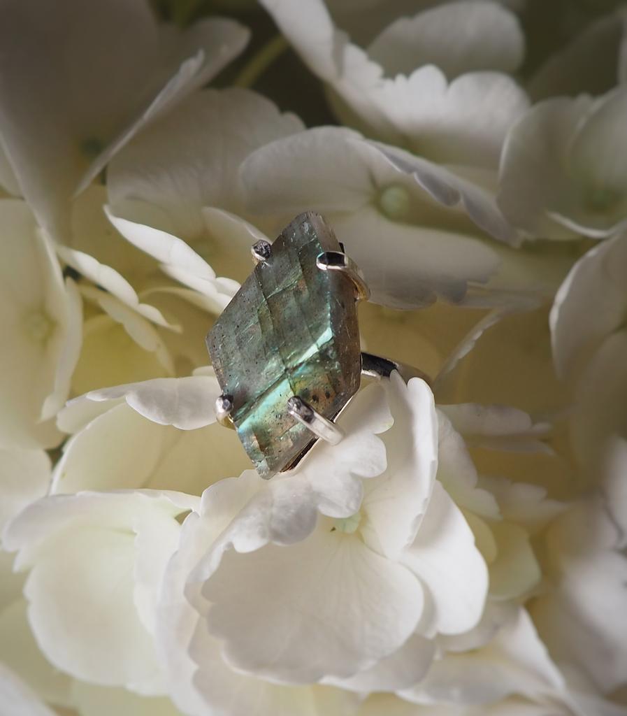 Кольцо с лабрадоритом