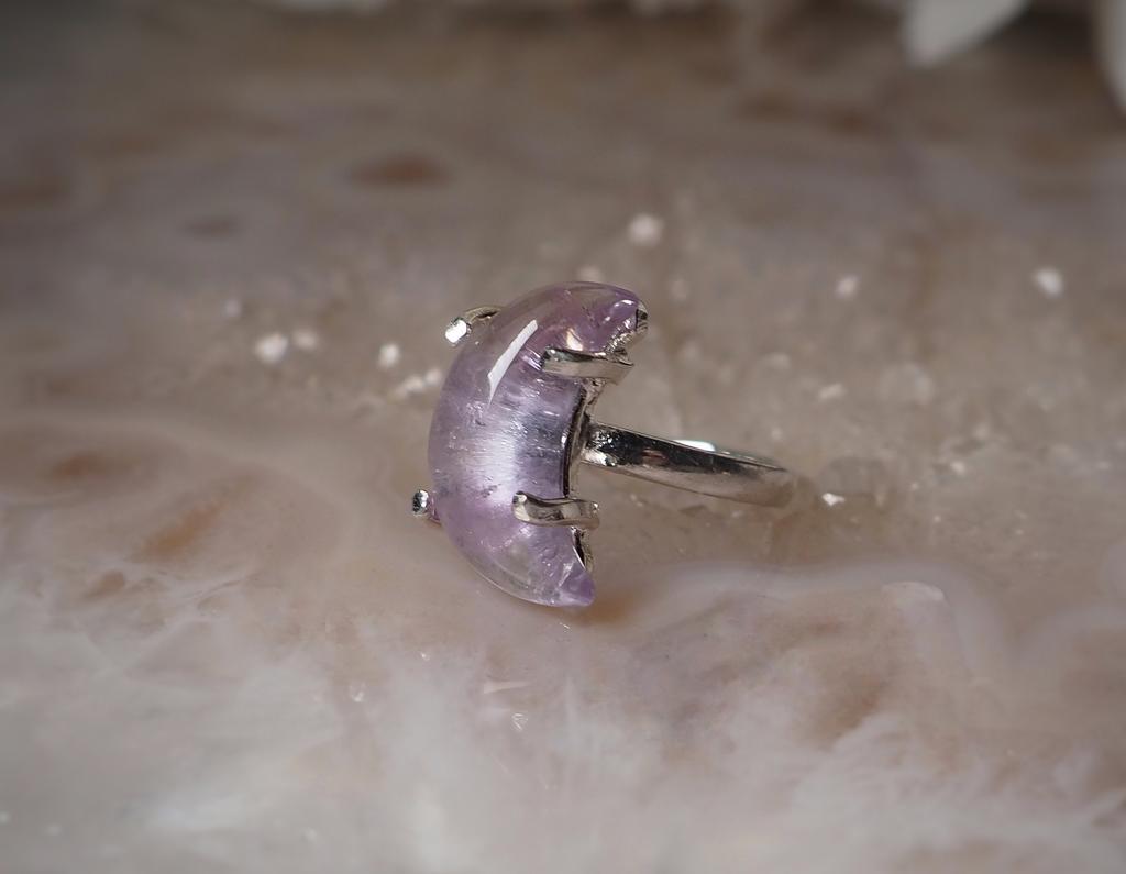 Кольцо с кунцитом