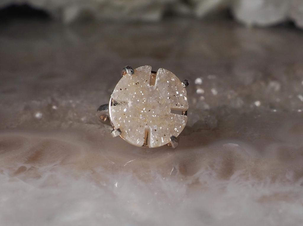 Кольцо клевер с халцедоном