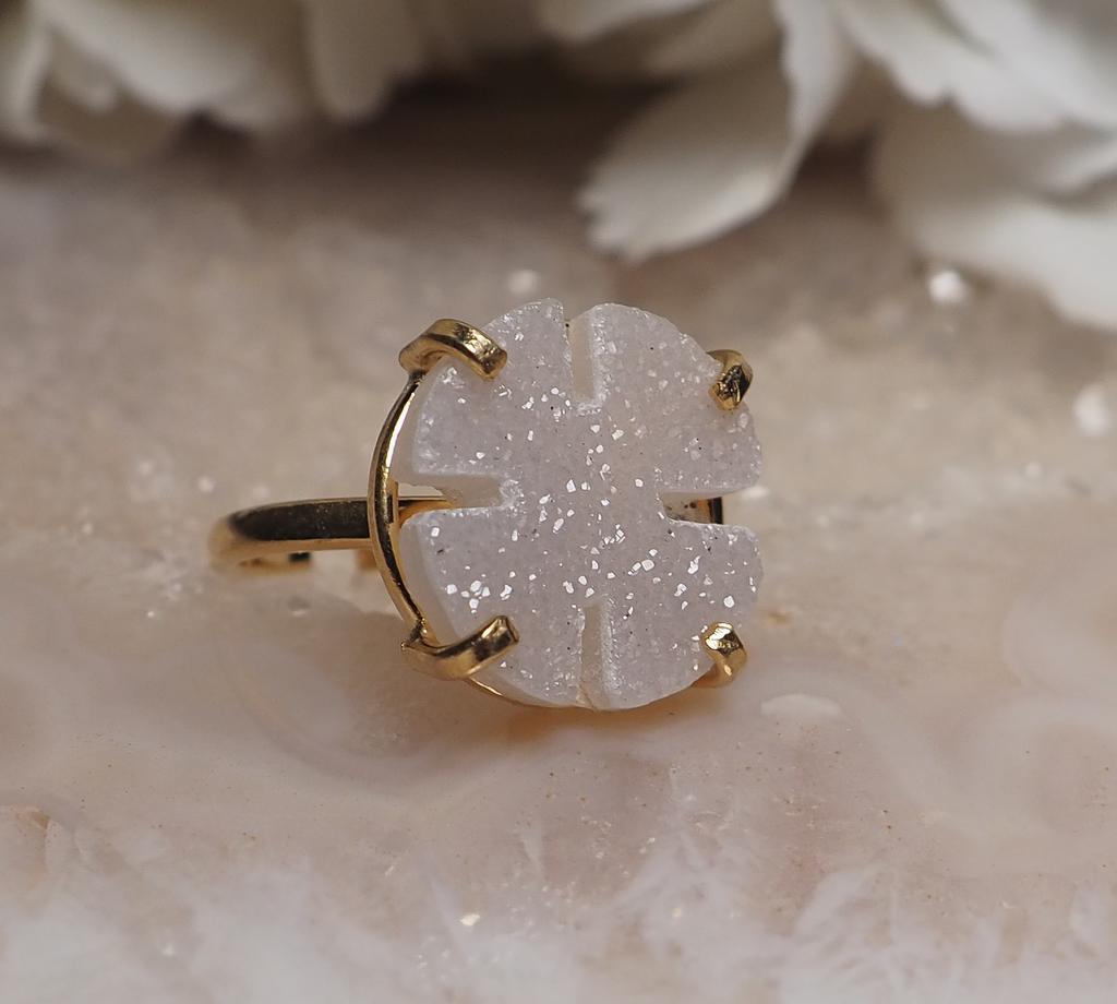 Кольцо клевер с халцедоном