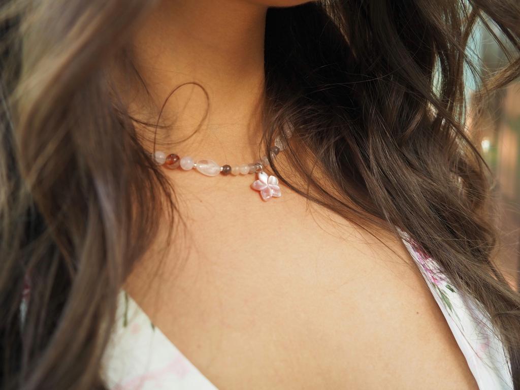 Колье с розовым кварцем