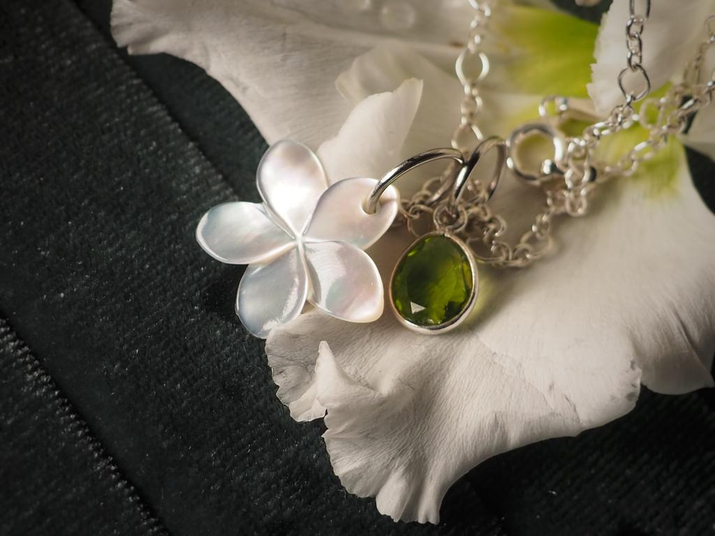 колье с перидотом