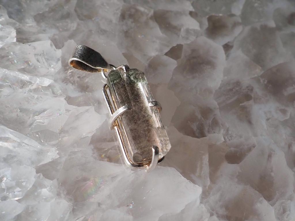 Подвеска с горным хрусталем с включениями полупрозрачная