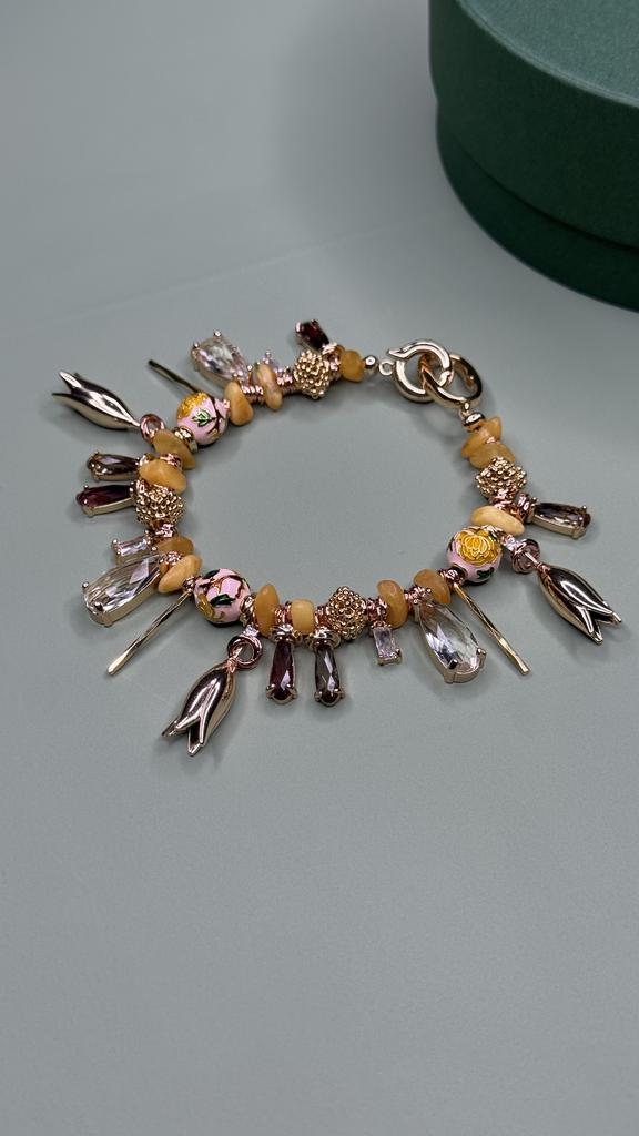 БРАСЛЕТ ИЗ ЯНТАРЯ С ПОДВЕСКАМИ  "ФРЕЗИЯ"