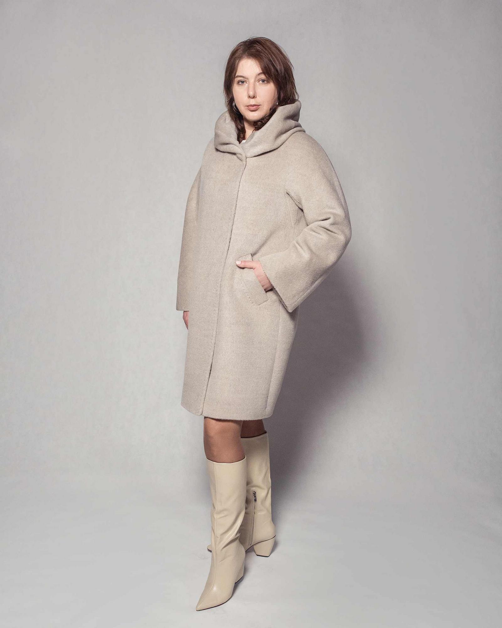 Пальто из альпака с капюшоном