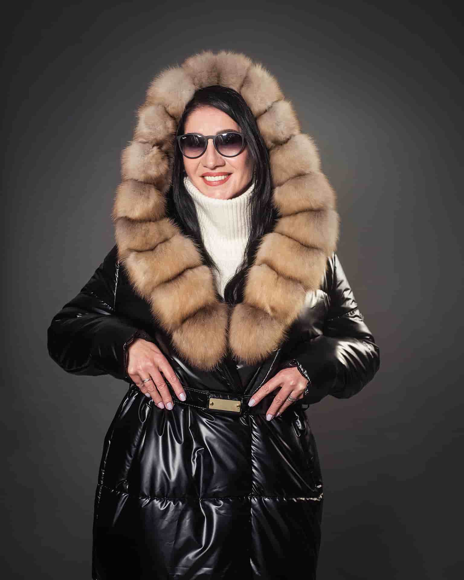 Пуховик с отделкой из меха куницы