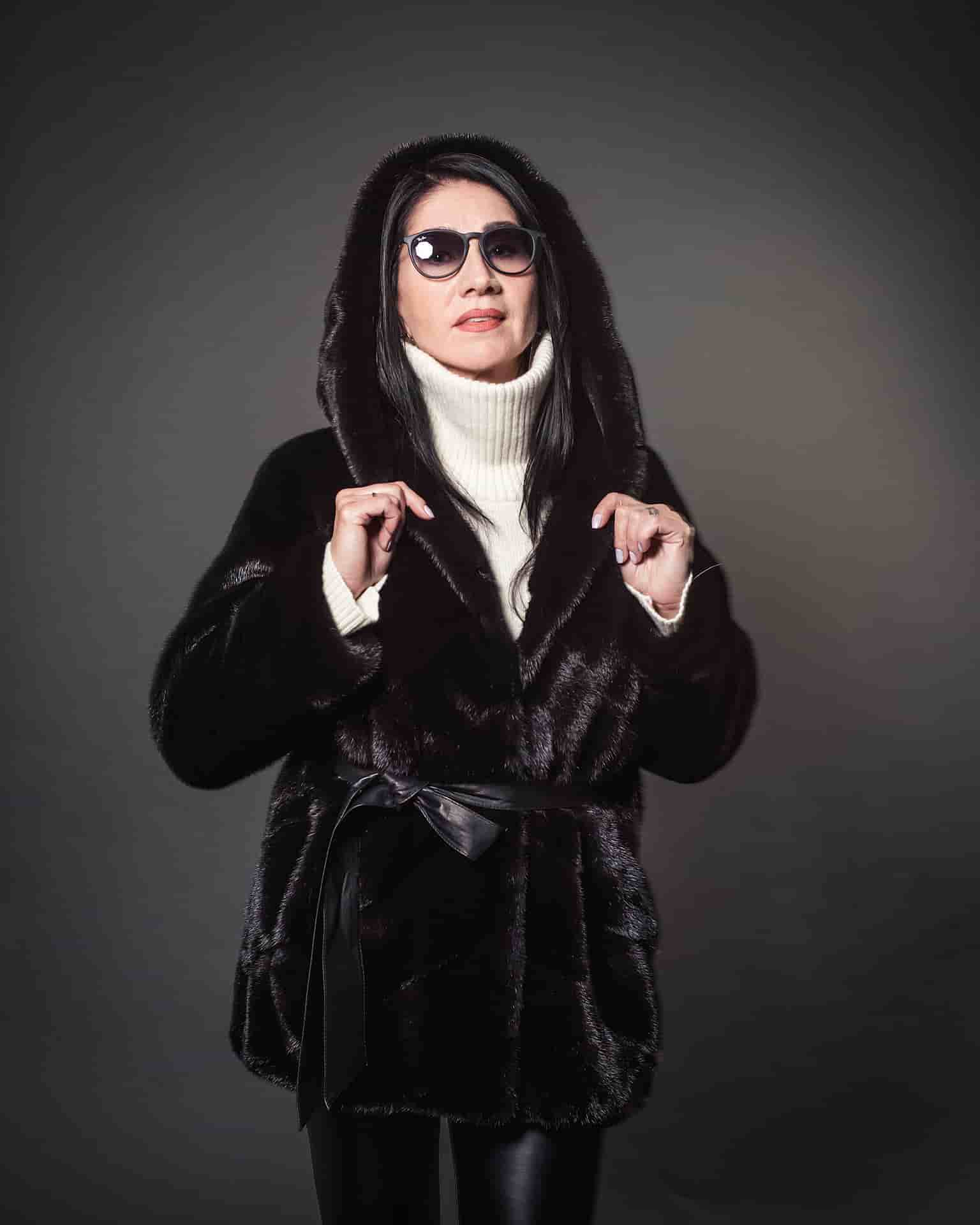 Полушубок из меха норки с капюшоном