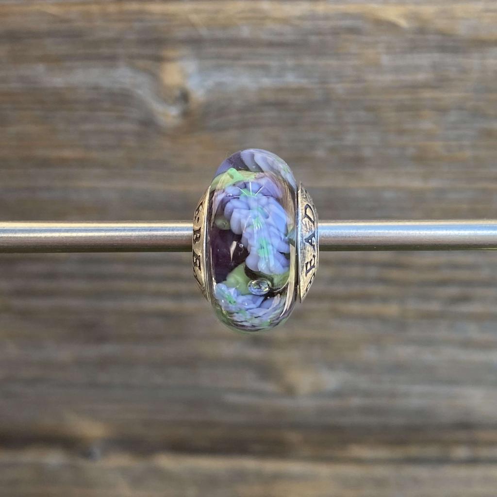 AQUARIUM  BEAD 7 purple grapes on green