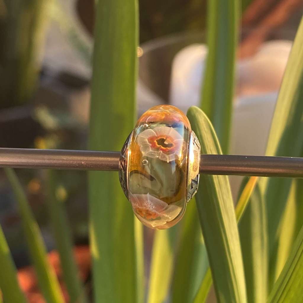 AQUARIUM 35 daffodil mix on mango+green