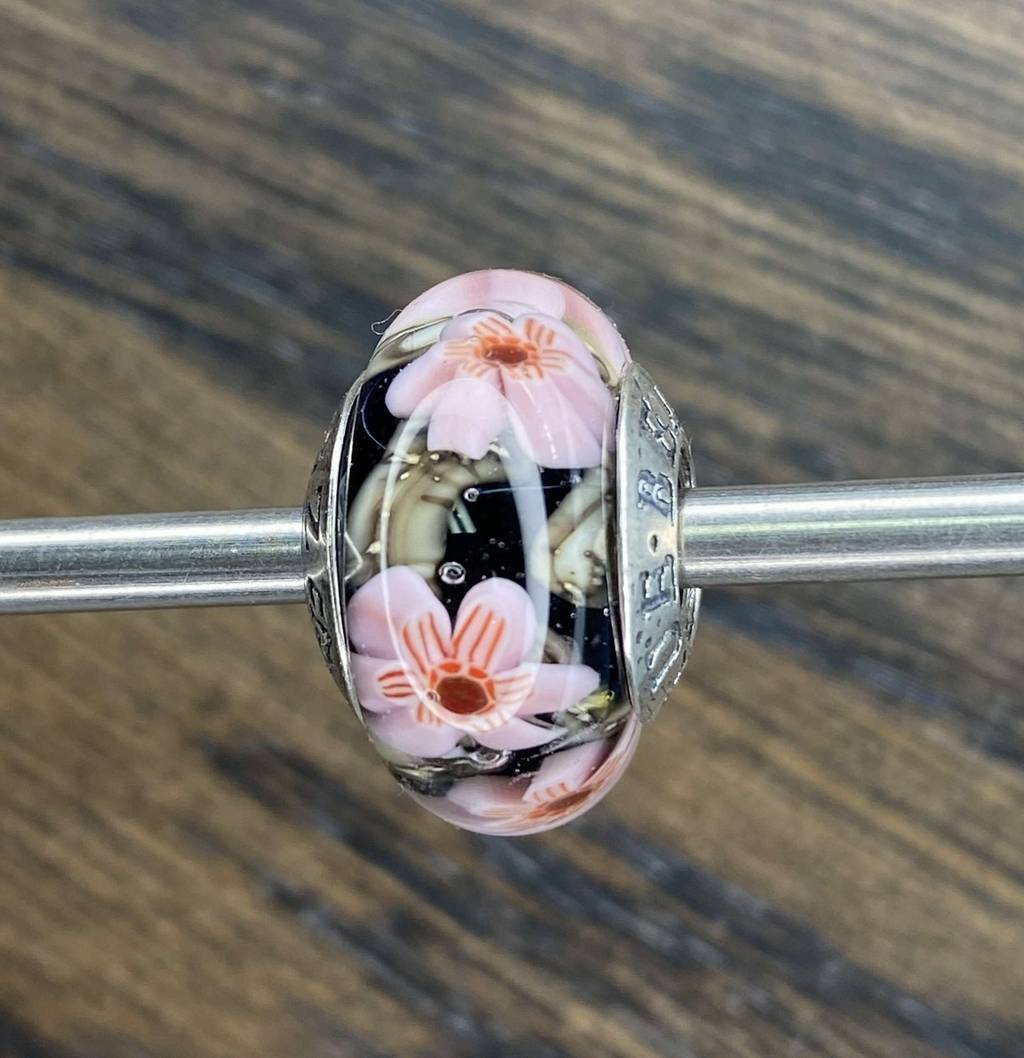 Sat AQUARIUM  1 pink flowers on black