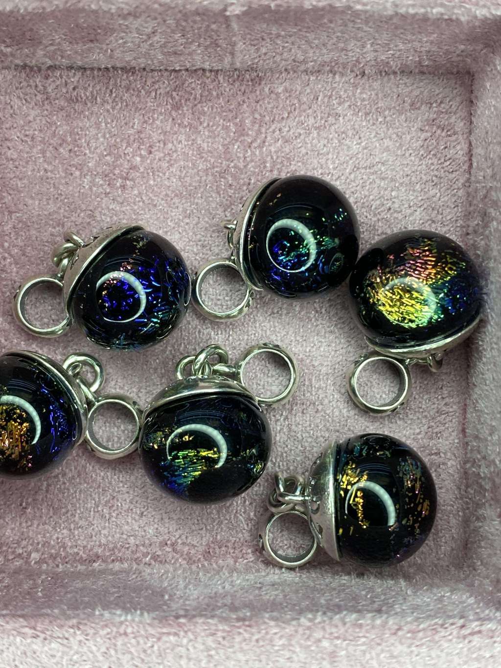 MTO DICHRO RAINBOW DANGLE