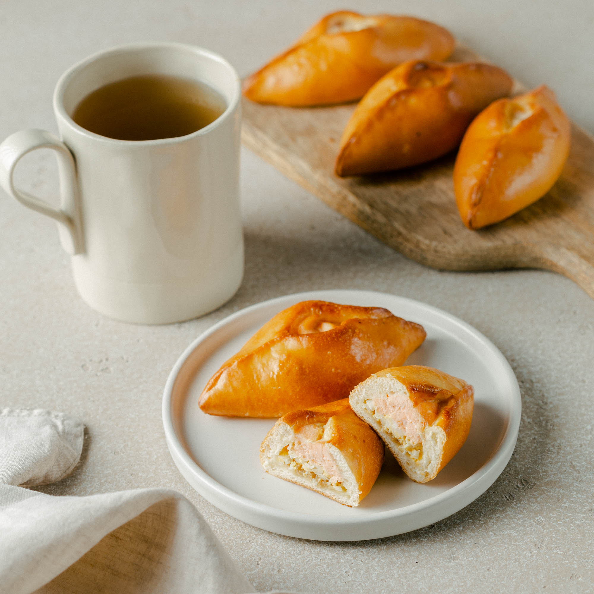 Расстегаи с лососем и яйцом, 10 шт / 540 гр