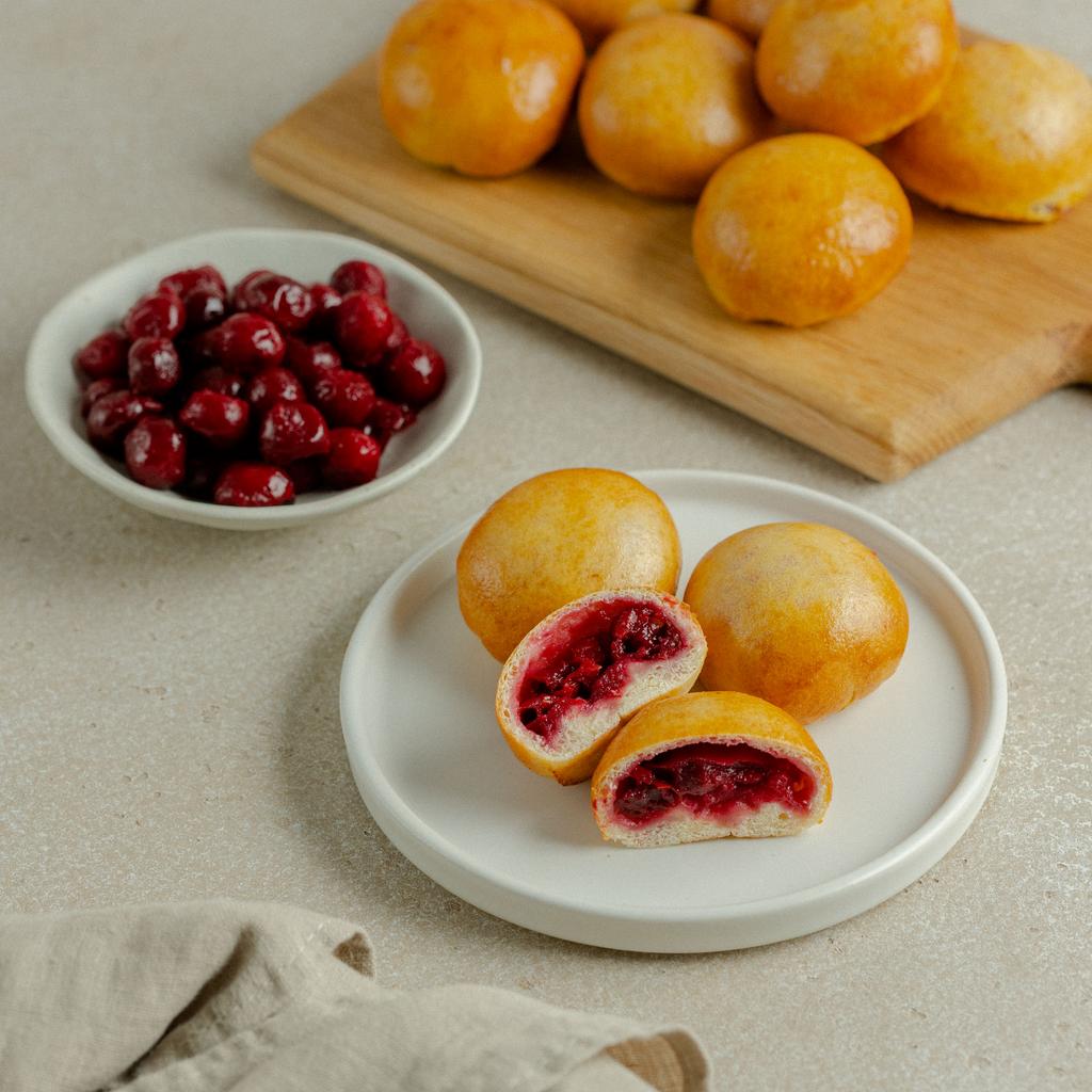 Пирожки с вишней, 10 шт / 300 гр