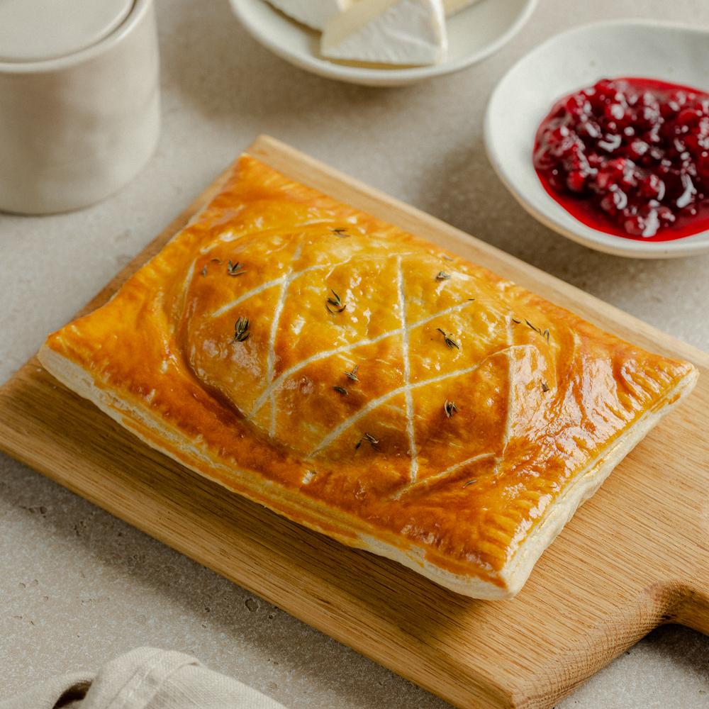 Пирог с курицей бри и брусникой, 400 гр