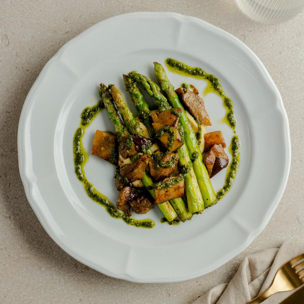 Спаржа и белые грибы с соусом песто