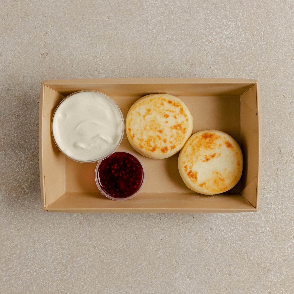 Сырники со сметаной и вареньем, 2 шт / 230 гр