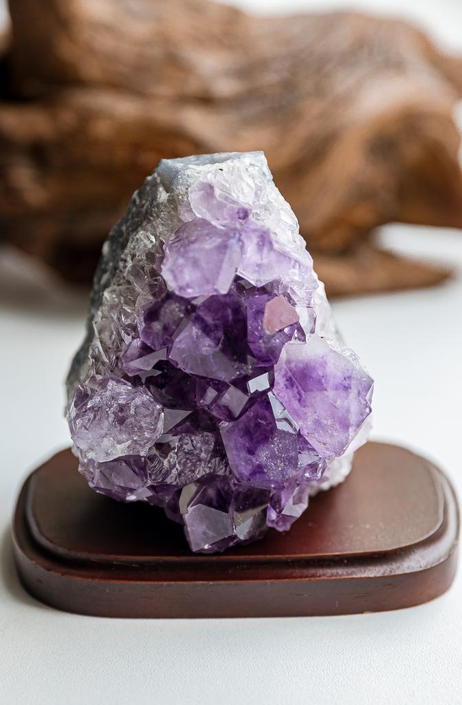 Друза аметиста на подставке