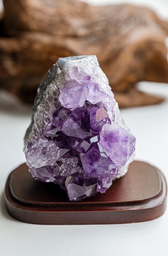 друза аметиста на подставке