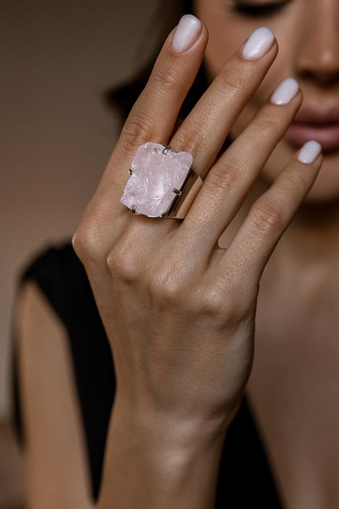 Кольцо кафф с розовым кварцем