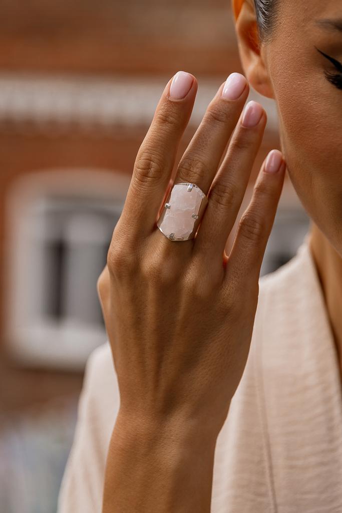 Кольцо кафф с розовым кварцем