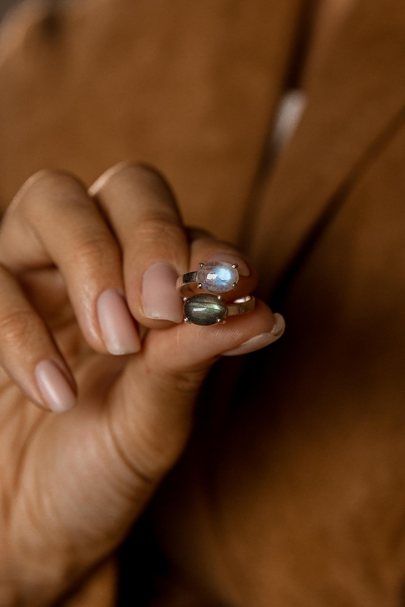 Двойное кольцо с лунным камнем и лабрадоритом