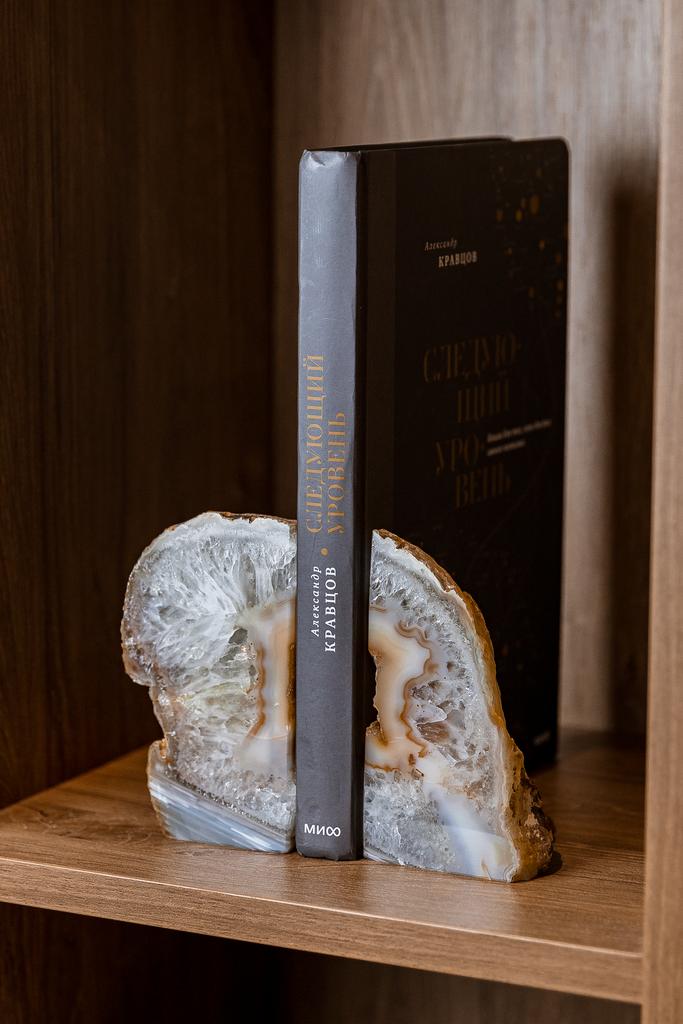 Подставка для книг из агата