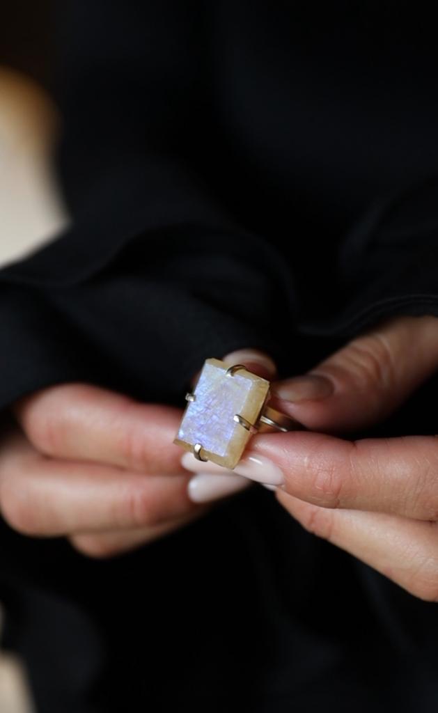 Кольцо с лунным камнем