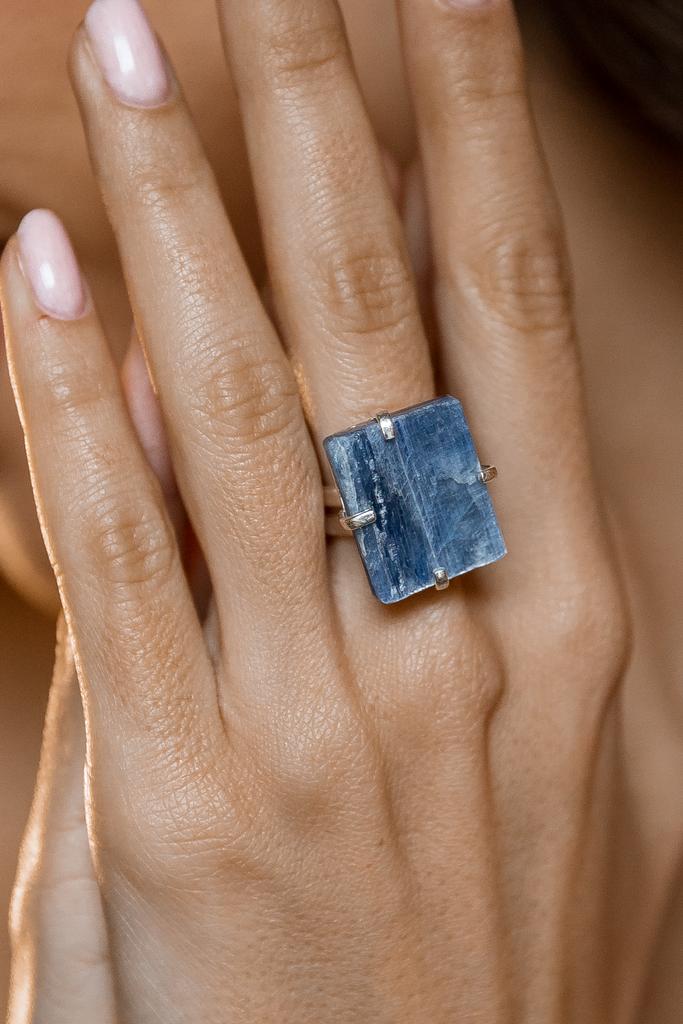 Кольцо с кианитом