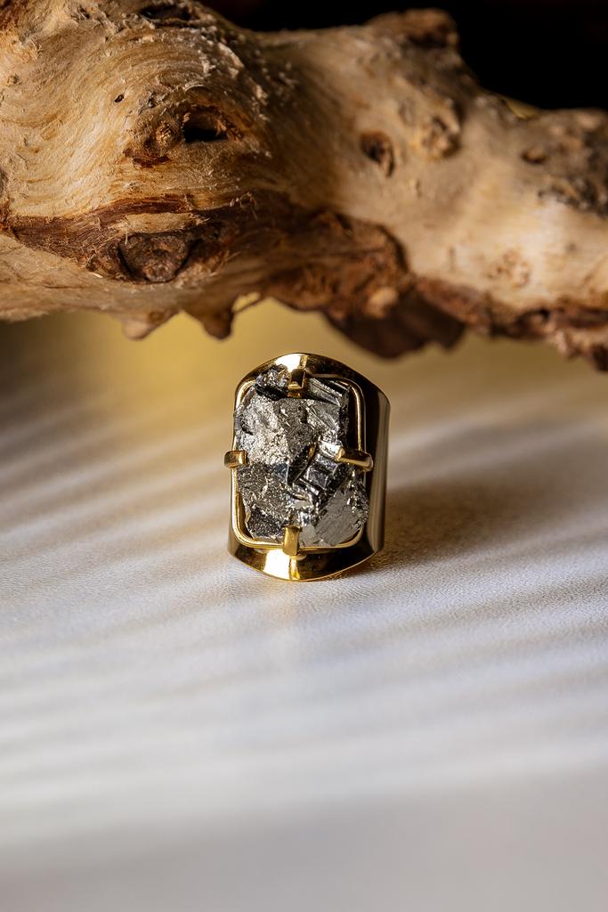 Кольцо кафф с пиритом