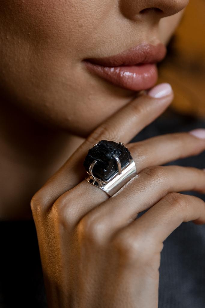Кольцо кафф с черным турмалином