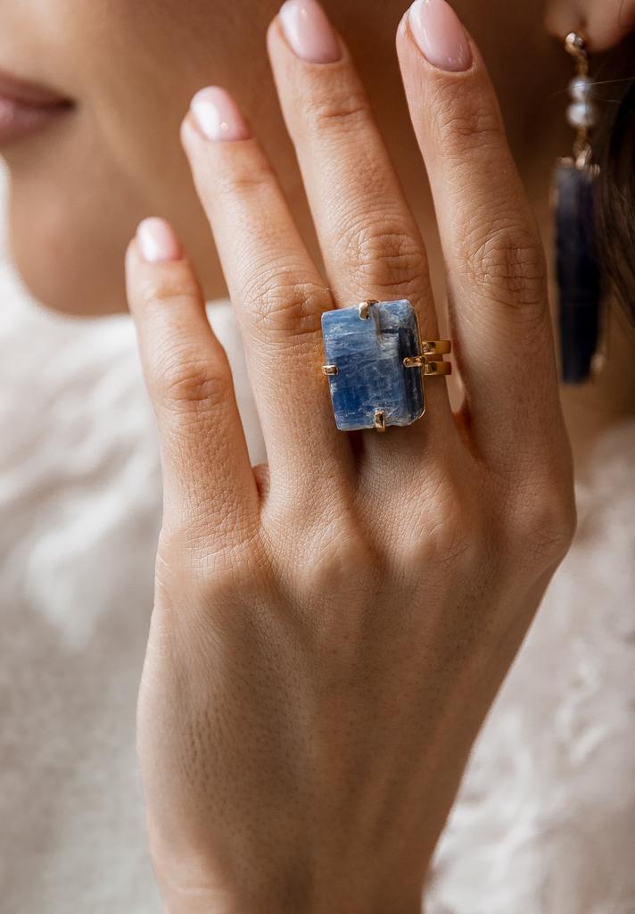 Кольцо с кианитом